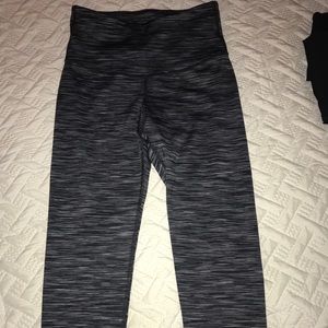 Leggings w/a subtle black, white, and gray pattern